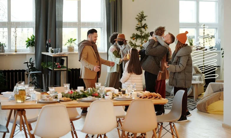 Vecinul cel nou din sat ne-a dat viața peste cap. Cum îl prindem cu mâța-n sac?