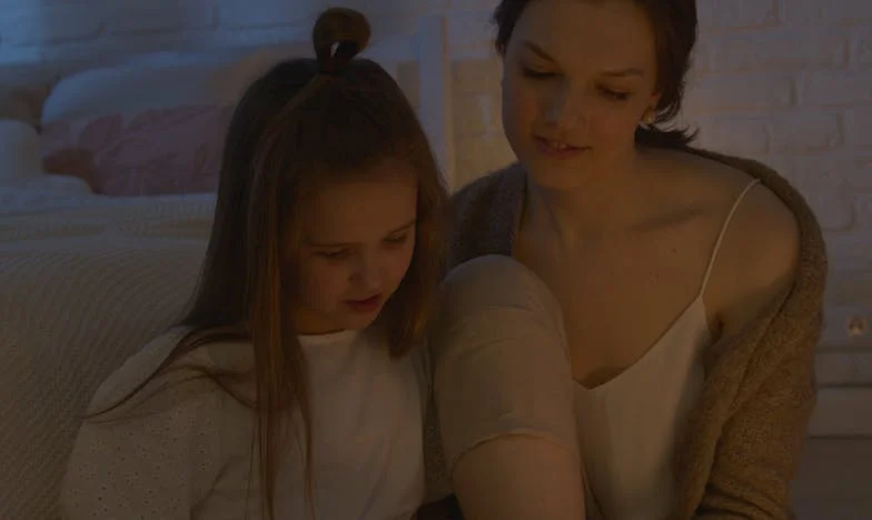 Am plecat de acasă după liceu, iar mama nu mă iartă. Fratele meu bolnav a rămas singur cu ea. Ce aș putea face?