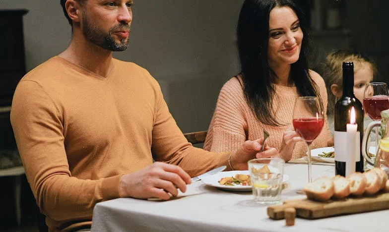 Când părinții pleacă, rămâne doar tăcerea. Merită să ne încăpățânăm?