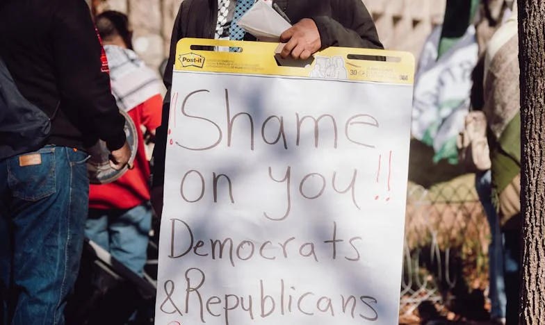 Când totul s-a rupt: Povestea mea între două focuri