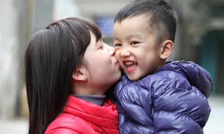 Cum am încetat să-mi mai salvez copiii adulți: Mărturia unui tată dintr-un cartier liniștit din Ploiești