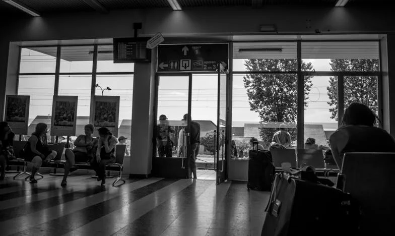 Greutatea Tăcerii: Povestea Mea Printre Umbrele Sărăciei și Ale Secretelor