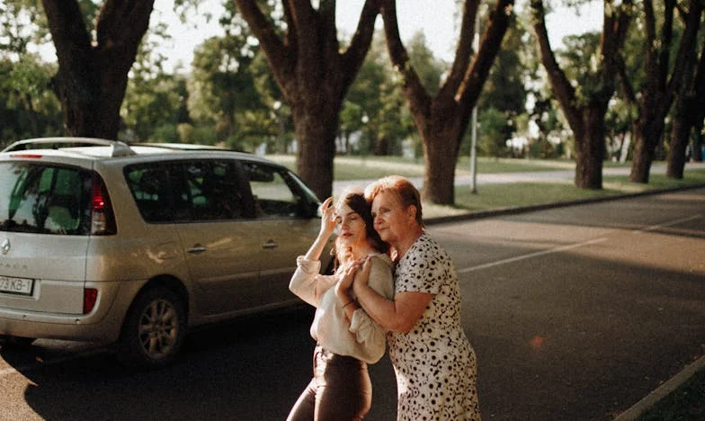 „Mamo, ți-am dat bani: de ce copiii au fost flămânzi?” – Am descoperit cum își hrănește mama nepoții când rămâne singură cu ei la țară