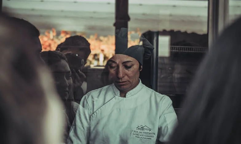 „N-ai fost niciodată destul de bună pentru mama mea”: Povestea mea despre o familie românească sfâșiată între orgoliu și tăceri