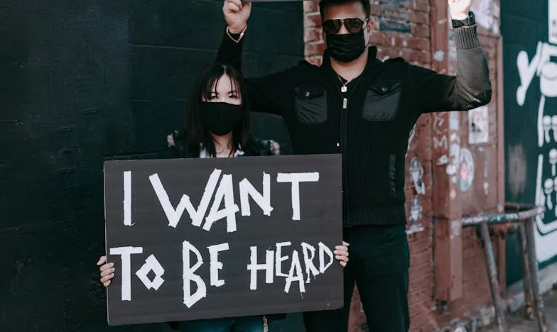 Ușa Închisă: Mă Simt Străină în Viața Lor