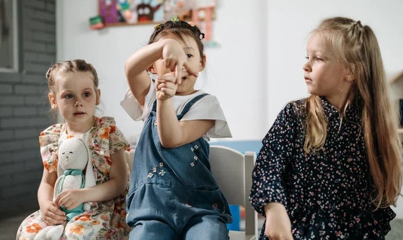 Îmi iubesc nepoții, dar nu mai pot suporta cum îi crește nora mea