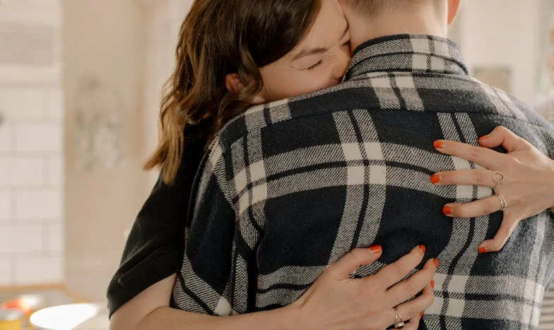 „Mamă, de ce ai fost în apartamentul nostru când nu eram acasă?” – Povestea unei încrederi pierdute și a luptei de a o reclădi