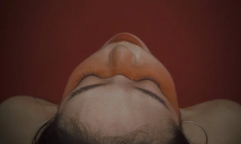 Paharul de șampanie, rușinea și răzbunarea – Povestea unei chelnerițe din Cluj în umbra puterii