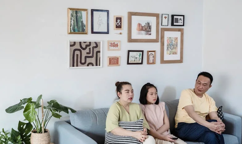 „Ridică-te și fă-mi o cafea!” – Cum mi-a distrus cumnatul weekendul în familie și de ce nu pot să-mi iert soțul