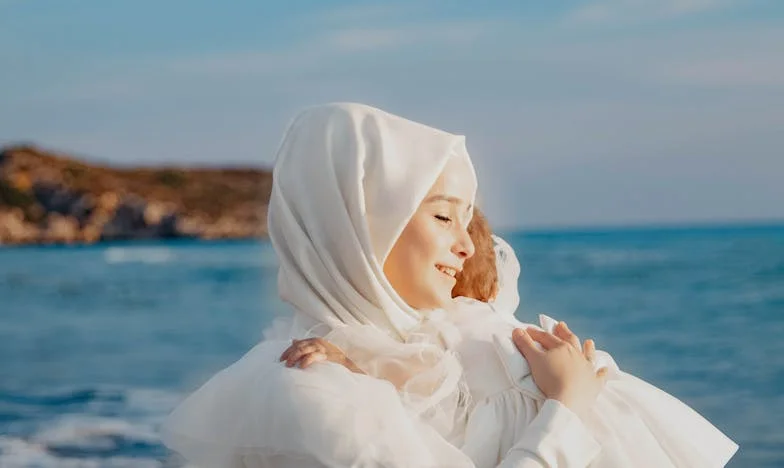 Sub acoperișul de azbest: Familia mea, închisoarea mea