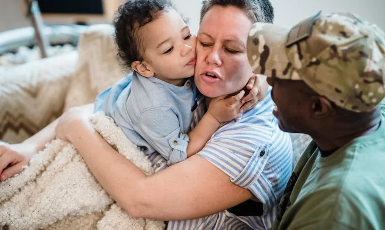 Un copil la ușa mea: Dragoste, secrete și povara adevărului