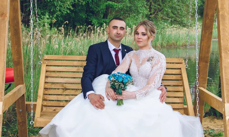 Valize în sufragerie: când familia și criza se ciocnesc