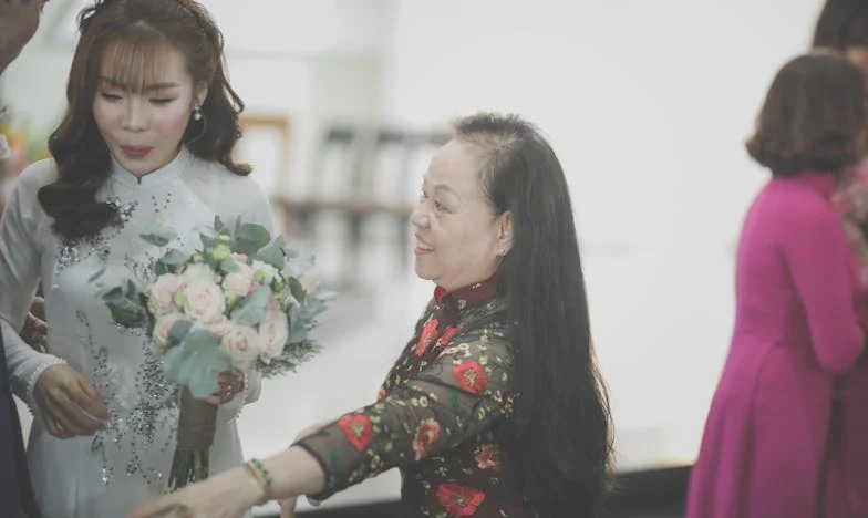 Ziua în care soacra mea mi-a dat cinci milioane de dolari și m-a alungat: Adevărul pe care nu l-am bănuit niciodată