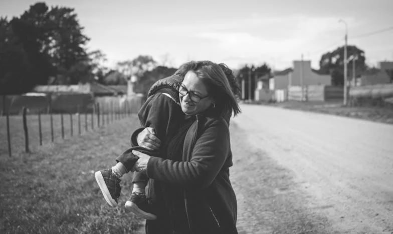 Mama, nu te mărita cu el: Ruga unei fiice într-o casă împărțită