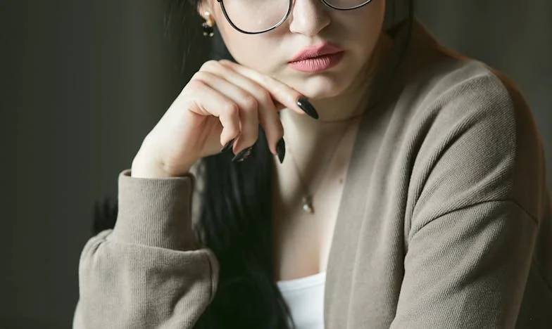 Niciodată nu am crezut că voi ajunge să joc teatru ca să supraviețuiesc – Lupta mea cu violența domestică într-o familie românească