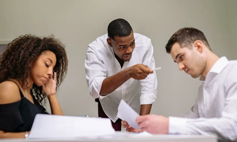 Artık O Adam Değil: Annemiz, Eşim ve Benim Sessizliğim