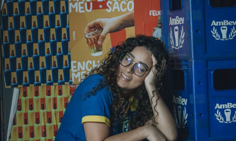 Bir Milyonerin Kızı Uçakta Ağladı—Ta Ki Fakir Bir Çocuk Hiç Beklenmedik Bir Şey Yapana Kadar