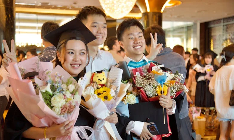 Üvey Oğlumun Nişanlısı Bana 'Sadece Gerçek Anneler Önde Oturur' Dedi – Ama Oğlum Ona Hayatının Dersini Verdi