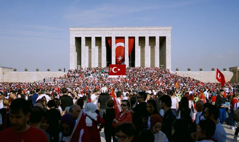 Anne, Neden Biz Evde Yokken Bizim Evdeydin? — Bir Türk Ailesinde Güvenin Yıkılışı