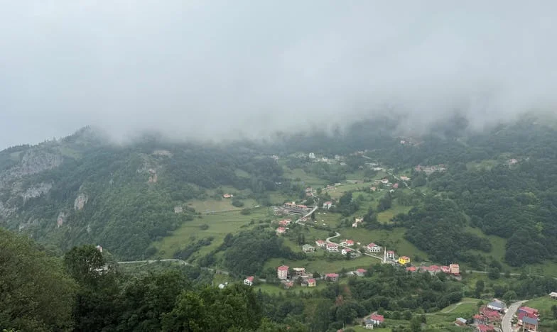 Między dwoma ogniskami: Opowieść o rodzinie, dumie i przebaczeniu