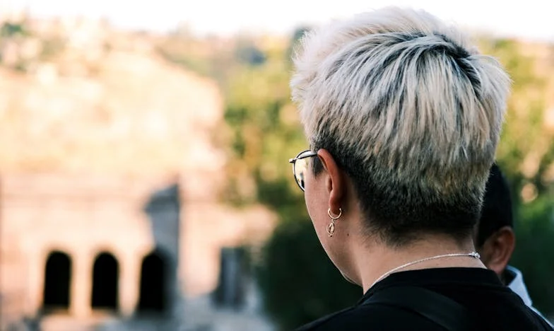 "Mój mąż ma bogatych rodziców, ale nasz synek wciąż śpi w salonie. Czy rodzina naprawdę znaczy cokolwiek?"