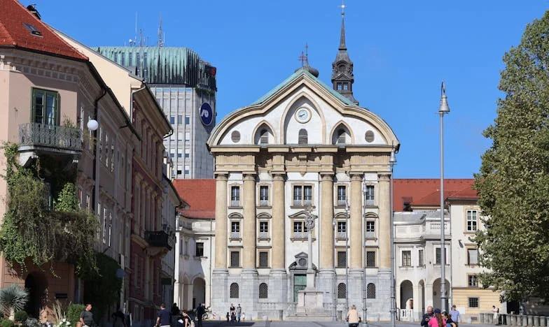 Nieproszona codzienność: Kiedy córka mojego męża z dziećmi i walizkami stanęła w moich drzwiach