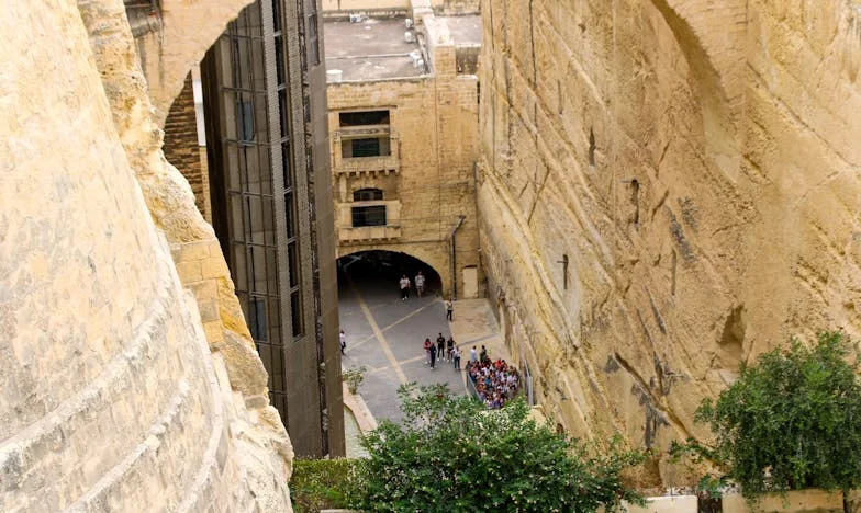 „Czy powinnam sprzedać mieszkanie dla syna? Moje serce rozdarte między miłością a strachem”