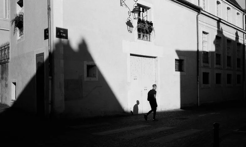 Dziecko przy torach: Tajemnica, która rozdziera i łączy rodzinę