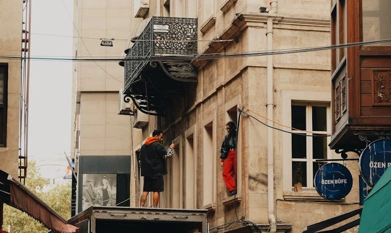 Gdy marzenie o własnym domu zamienia się w pułapkę: Moja walka o intymność i wolność w cieniu teściowej