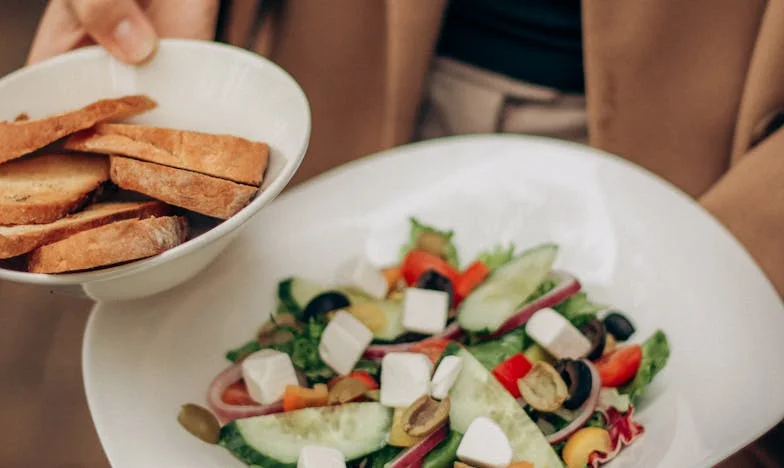 Wyrzucona z domu za ciążę: Po dziesięciu latach rodzina wraca po pomoc. Czy potrafię wybaczyć?