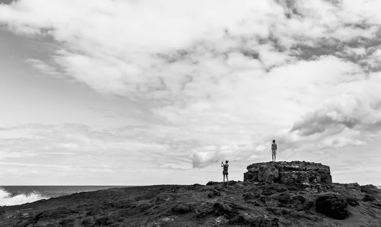 Każda sobota u teściów kończyła się łzami i kłamstwami. Gdy odkryłam, dlaczego mój szwagier tak bardzo angażował się w budowę altany, świat mi się zawalił…
