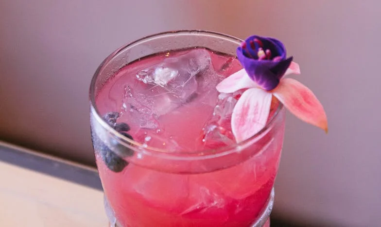 Kiedy marzenia rozdzielają przyjaciół: Czy nasza przyjaźń przetrwa odległość?