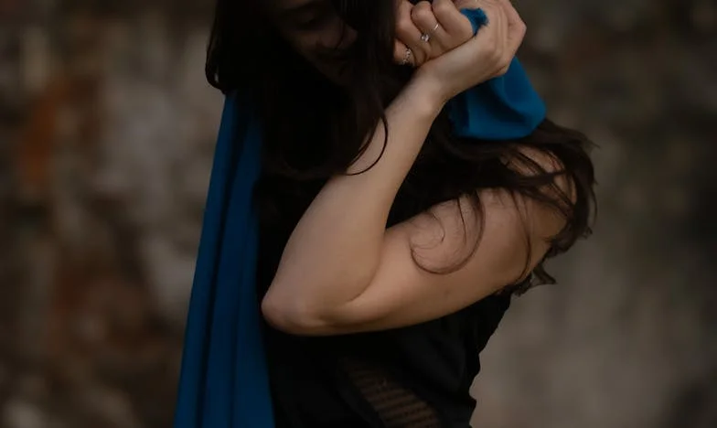 Między dwoma światami: Moja teściowa mieszka z nami, choć nie mieszka tutaj. Historia o niewidzialnych granicach w rodzinie.