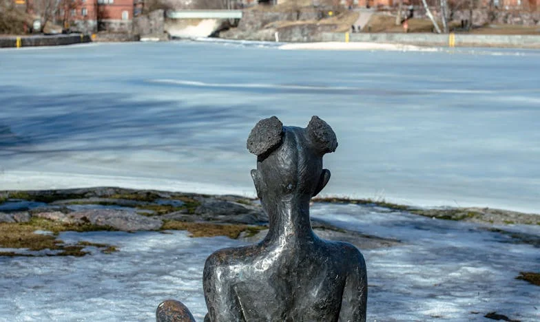 Kiedy obcy pukają do drzwi: Noc, która zmieniła moje życie w bloku na Ursynowie