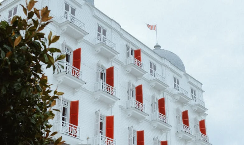 „Lodówka to nie stołówka!” – Jak moja córka Zuzia i jej „przyjaciele” zamienili nasz dom w jadłodajnię i rozbili rodzinny spokój