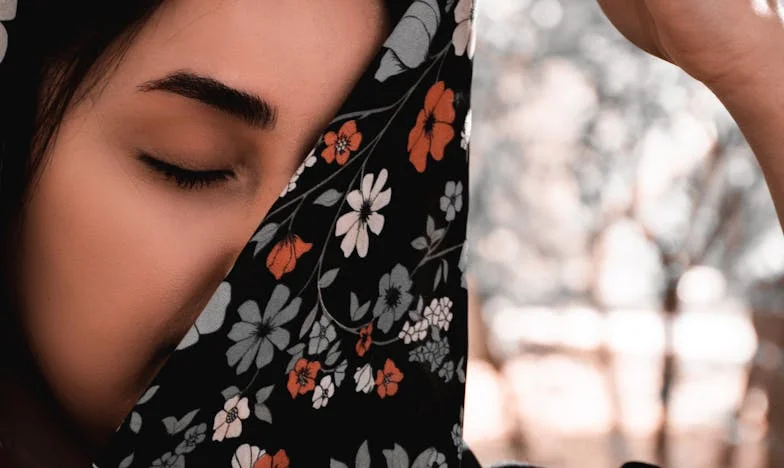 Niewidzialna ława przysięgłych: Jedna sukienka, jeden wieczór i ciężar rodzinnych oczekiwań