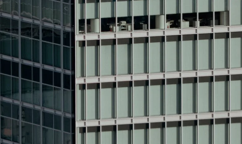 Sama na podwórku: Jak przetrwałam jako samotna matka w małym mazowieckim miasteczku