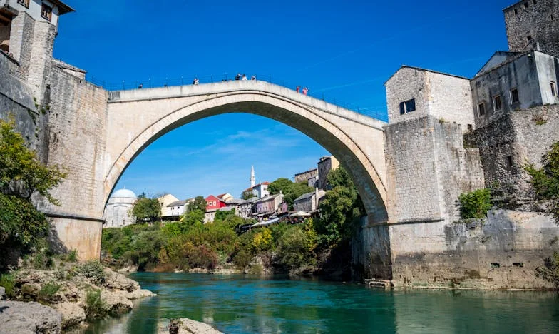 „Wy się bawicie, a my tonimy w długach” – Czy moja emerytura należy tylko do mnie? Historia, która rozdziera serce każdej matki