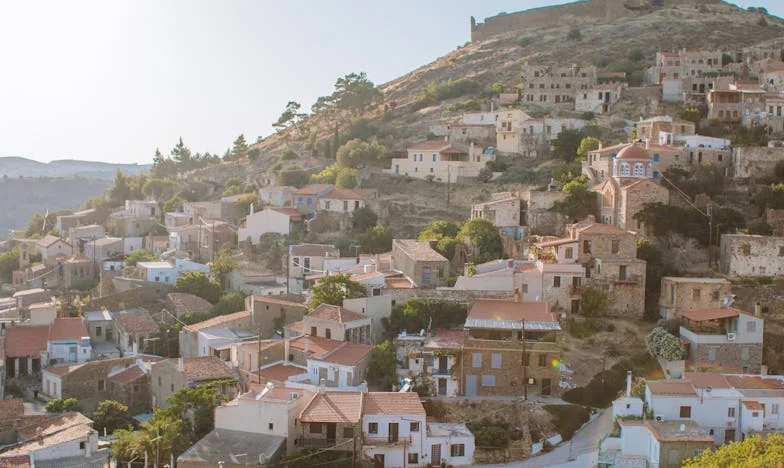 Αόρατες Εντάσεις: Όταν οι Επισκέψεις Μετατρέπουν το Σπίτι σε Πεδίο Μάχης