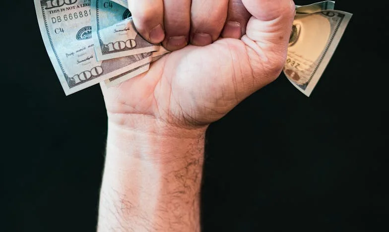 Έμαθα για τη γέννηση της εγγονής μου μια εβδομάδα αργότερα – όταν πήγα με δώρο, η νύφη μου με περίμενε στην πόρτα