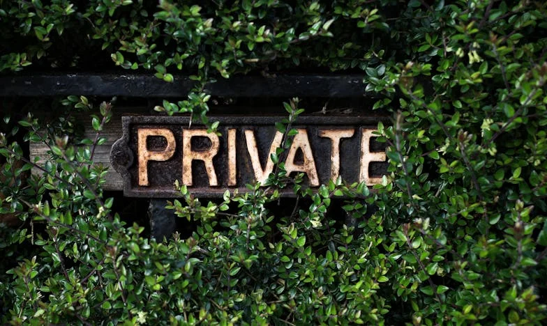 Четврти пат мајка: Кога љубовта и стравот се судираат во мал стан во Аеродром