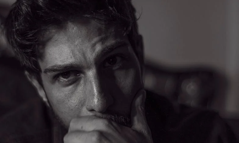 Крикот под мостот: Тајната што ја промени мојата судбина