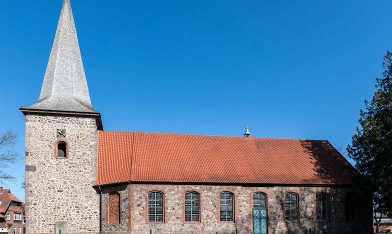 Од Кумство до Вражда: Свадбата што не' Раскара