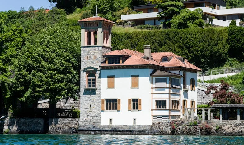 Скршени чинии и скршени срца: Кога љубовта се судира со традицијата