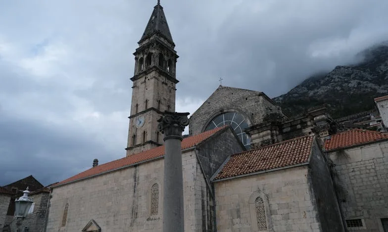 Скршено доверба: Приказна за предавство што не се простува