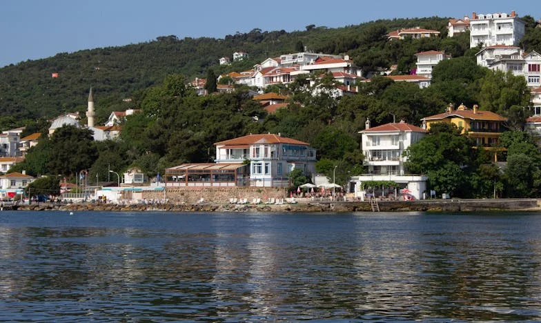 Трпезата на срамотата: Кога љубовта се судри со традицијата