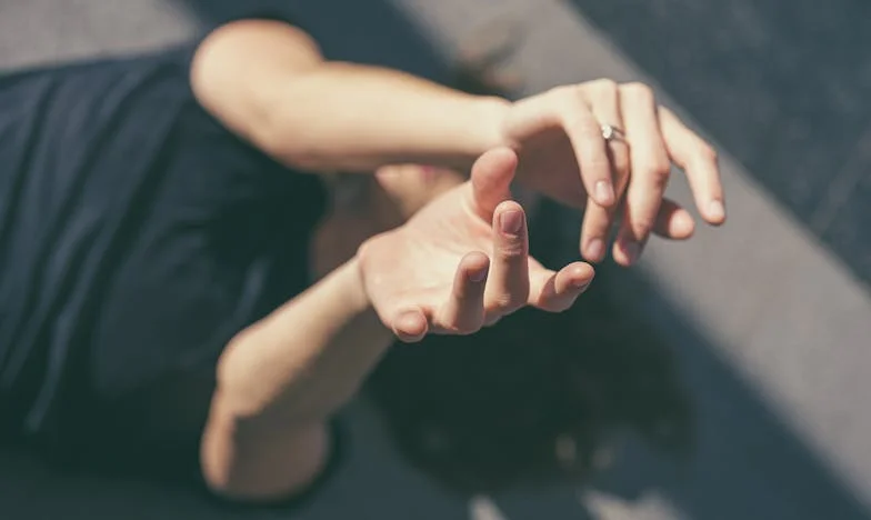 Вечерта кога го напуштив сѐ: Македонска приказна за падот и надежта на едно семејство