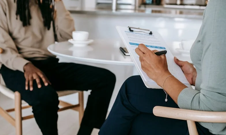 Ispod Istog Krova: Priča o Ljubavi, Izdaji i Porodičnim Tajnama