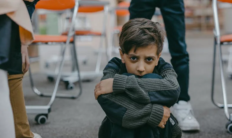 Između dvije vatre: Priča o obitelji, ponosu i oprostu