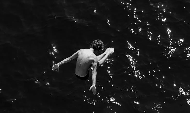 Ispod istog krova: Priča o izdaji i šutnji